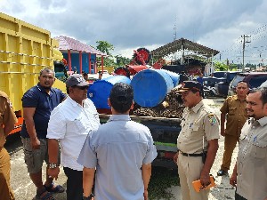 Wabup Aceh Utara Fauzi Yusuf Serahkan Bantuan Pemulihan Ekonomi kepada Warga yang Menimpa Musibah